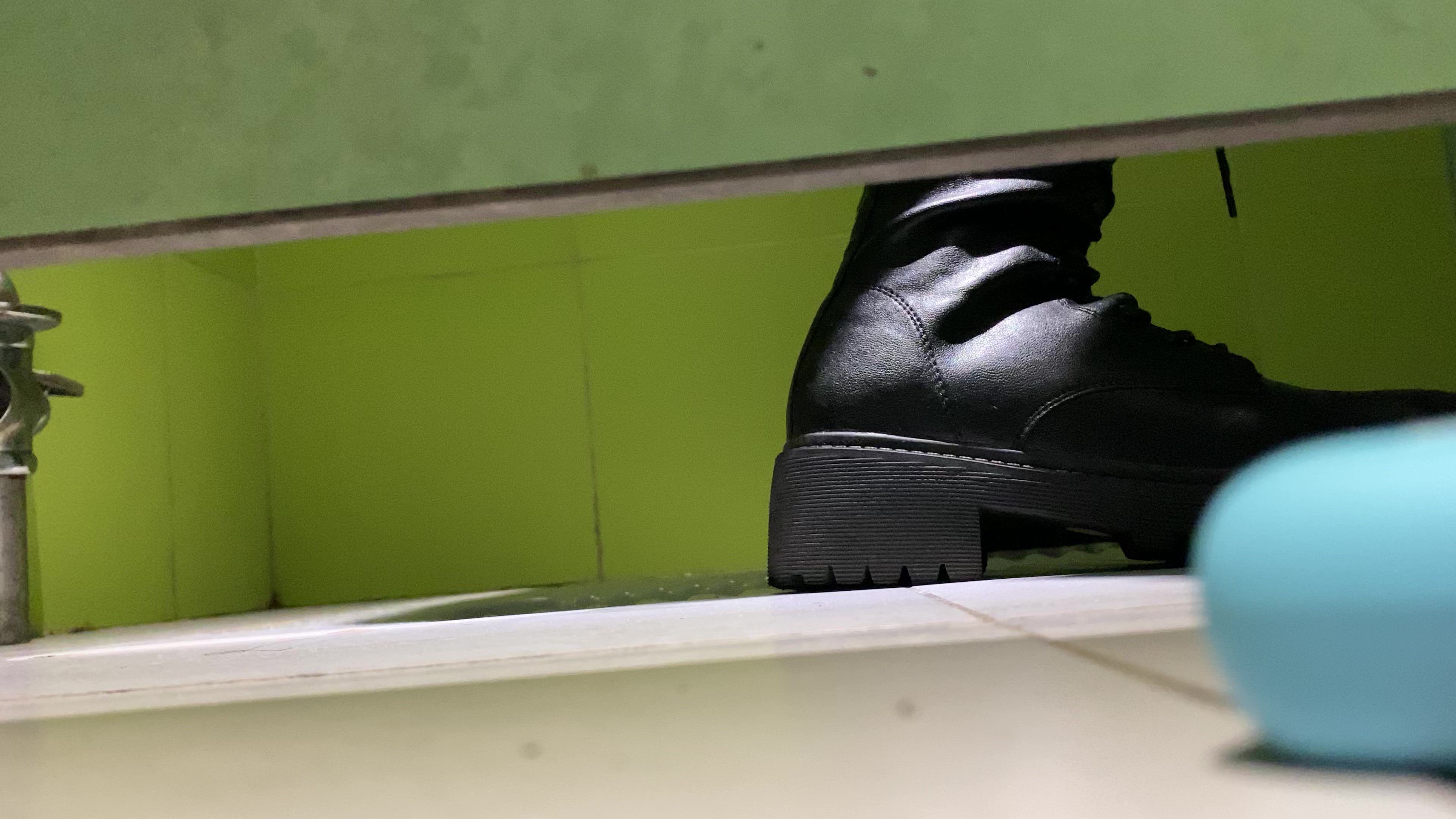 女厕偷拍极品美女 别致的阴毛发型让这骚穴显得紧致小巧