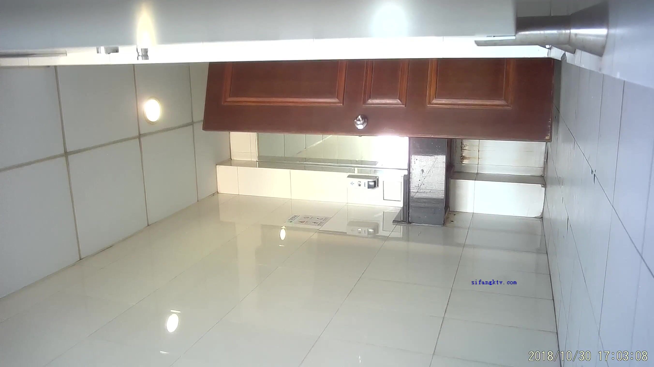 坑神潜入某公司女厕独占坑位隔板缝中实拍超多美女小姐姐方便