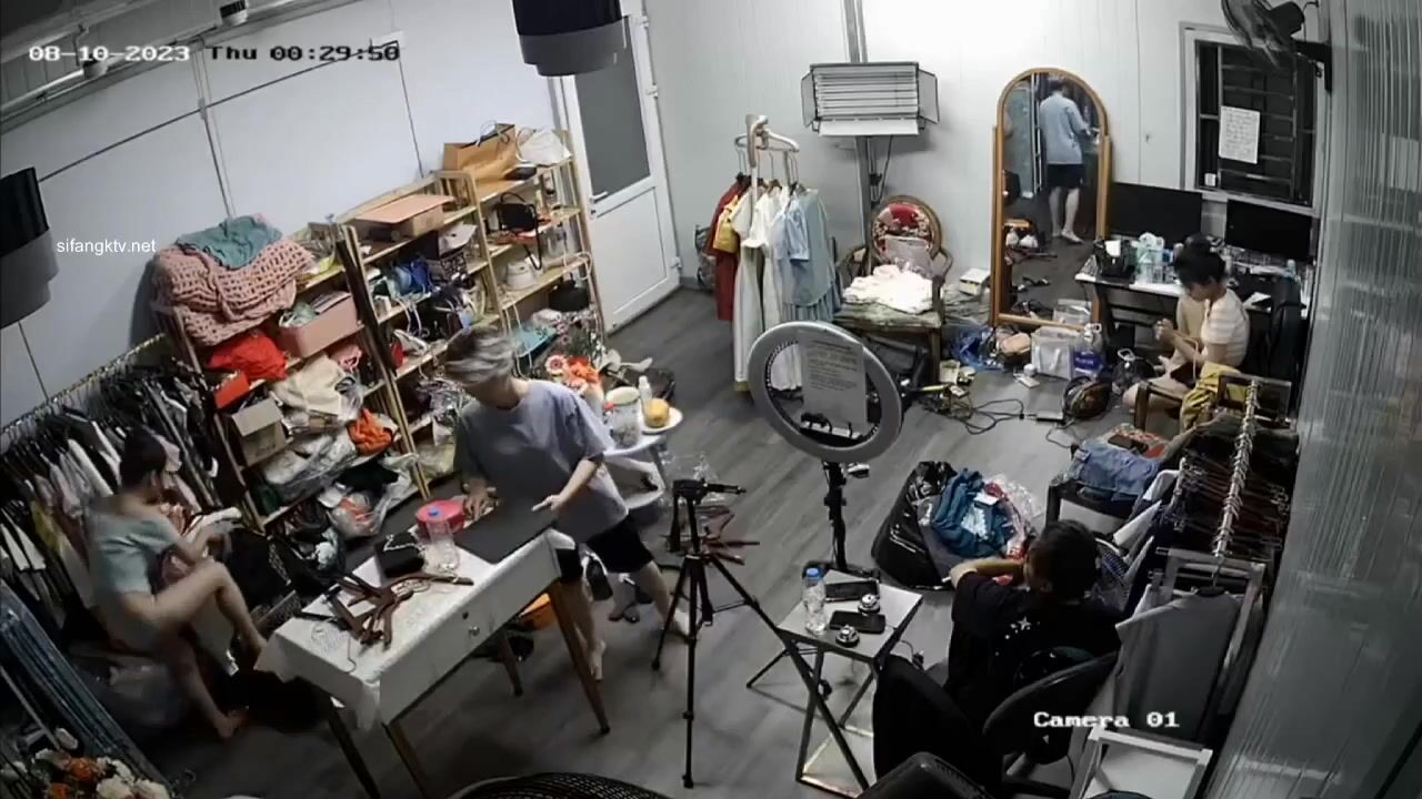 偷拍直播的带货的小姐姐后台更衣室换衣服