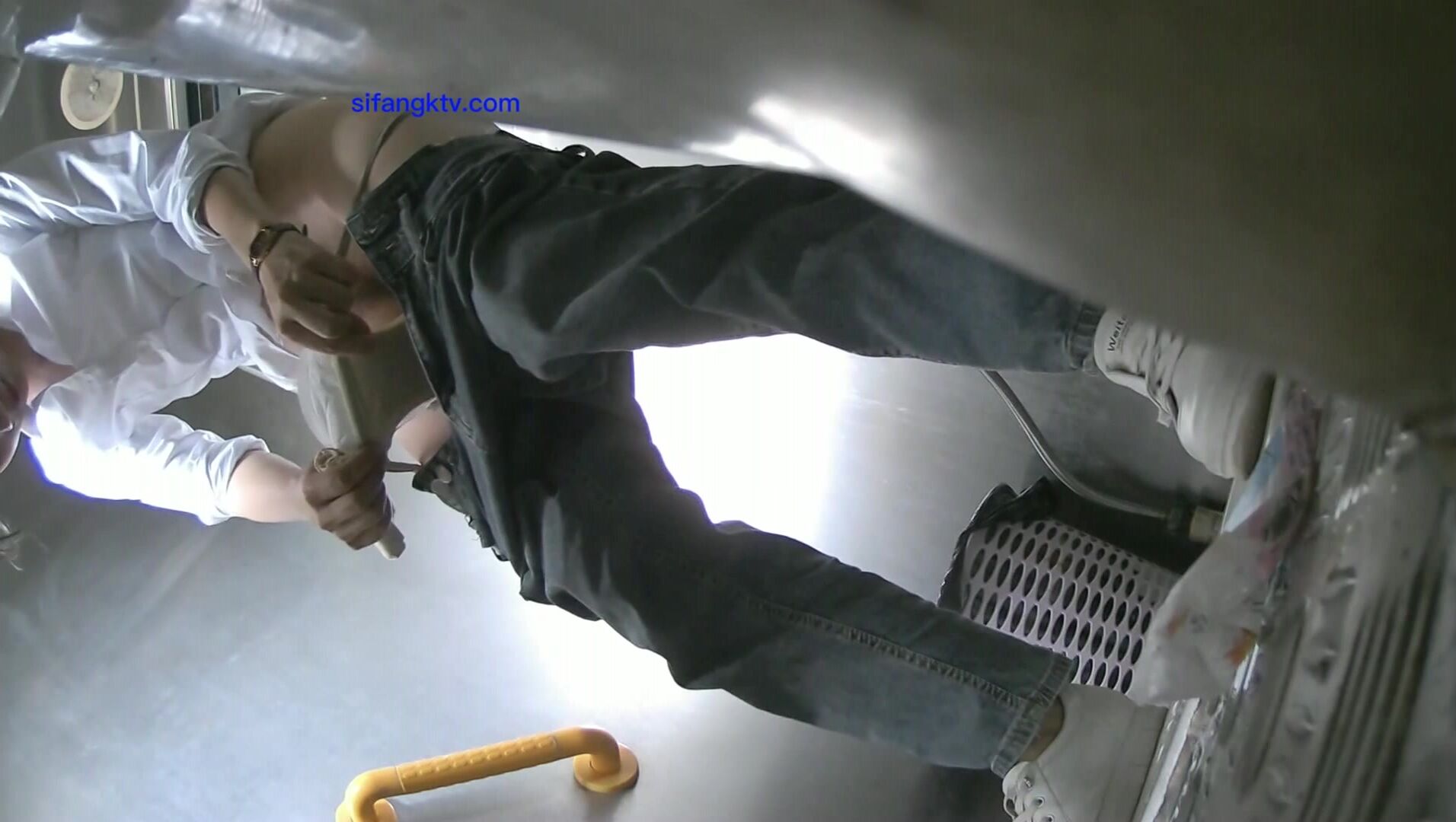 女厕近距离全景偷拍牛仔裤美女