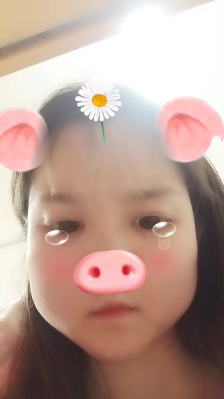 闷骚的大学生，宿舍里的刺激，别人在学习她在直播发骚，玩弄骚奶子漏出逼逼给狼友看好刺激，床上撅屁股等草