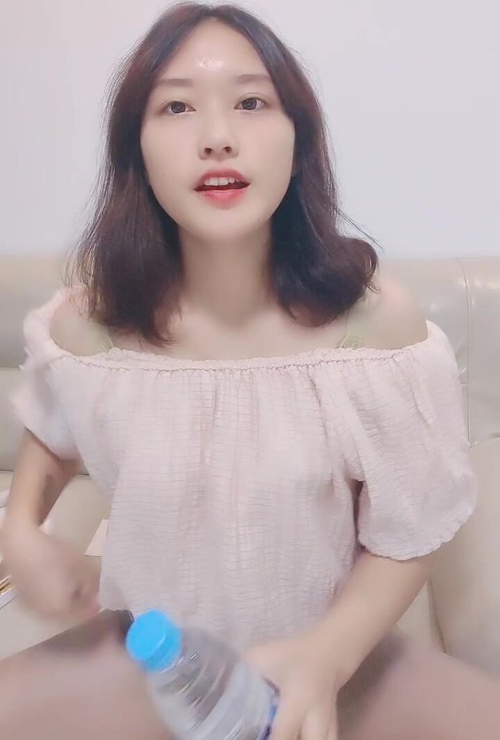 新来的清纯小妹露脸跟狼友发骚互动精彩小秀，刷礼物提要求，看奶子看逼逼掰开看特写，尿尿给狼友看不要错过