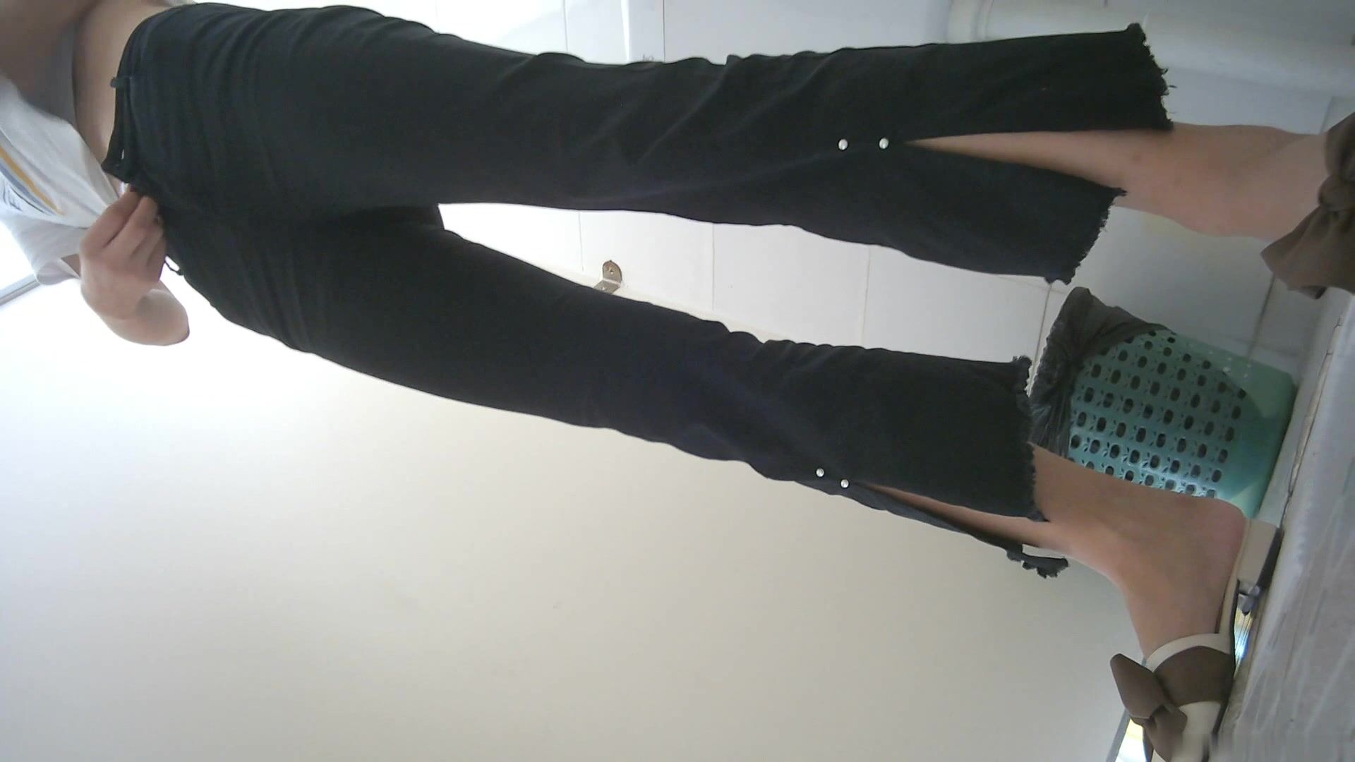 -办公楼女厕偷拍大长腿美女 腿是真的长鲍鱼也很肥美