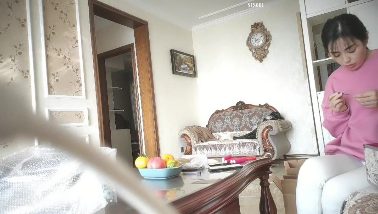 少妇半裸露出下体打扫卫生边做饭边操穴，这销魂美景真是妖娆