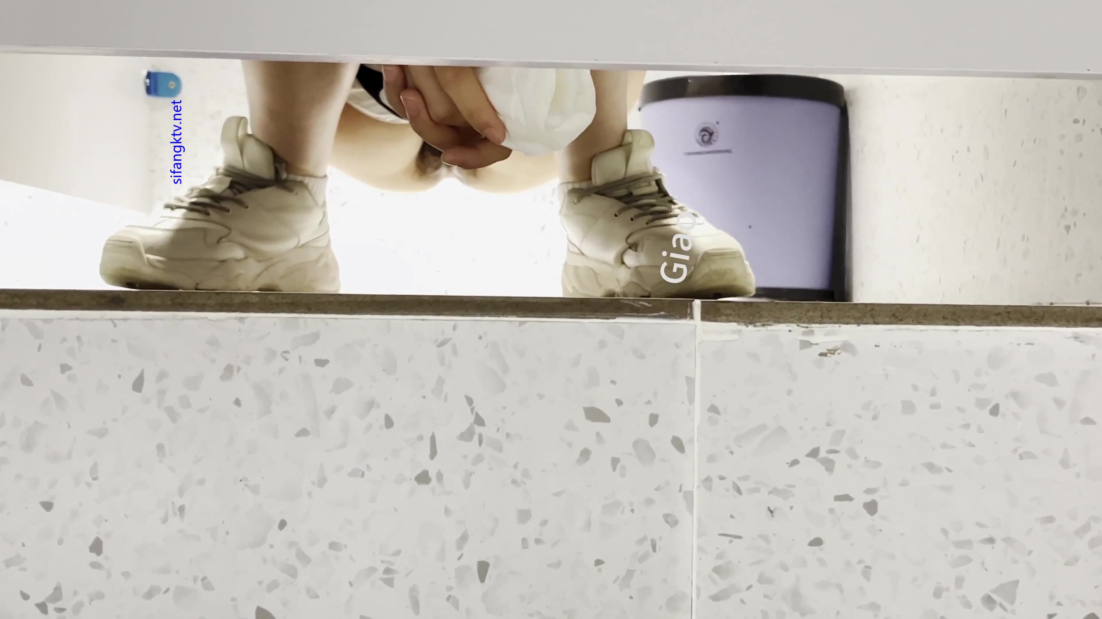 牛B大神潜入高档美容中心 偷窥多位美女嘘嘘