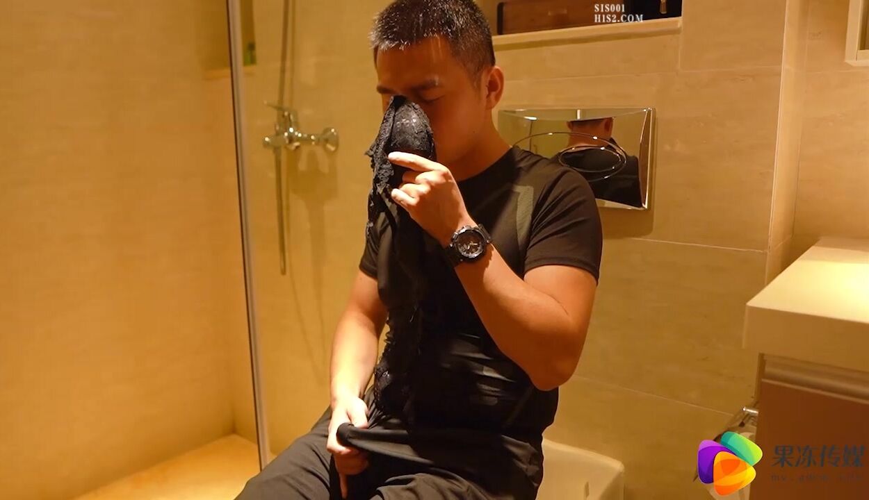 果冻传媒91CM075，尤物老婆欲望浓烈，前凸后翘丰腴大长腿肉体需要狠狠操满足，出轨健身教练，啪啪猛力浪叫