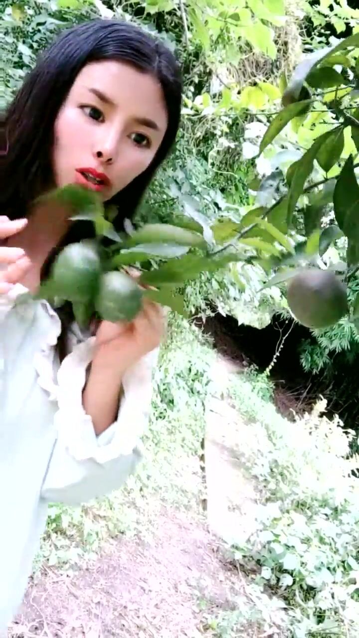 乡村少妇，野外玉米地现场抠逼自慰，饥渴异常，村里各处闲逛