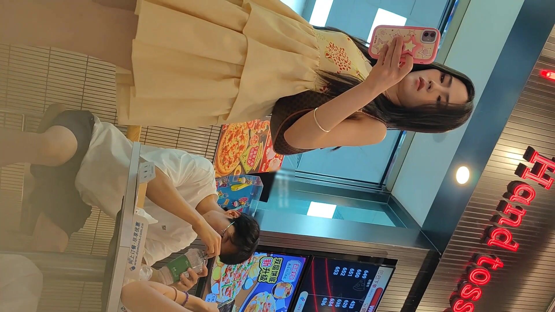 黄色连衣裙极品美女多角度抄底前面透明漏毛短裙靓女和男友逛街身材气质不错灰色窄内