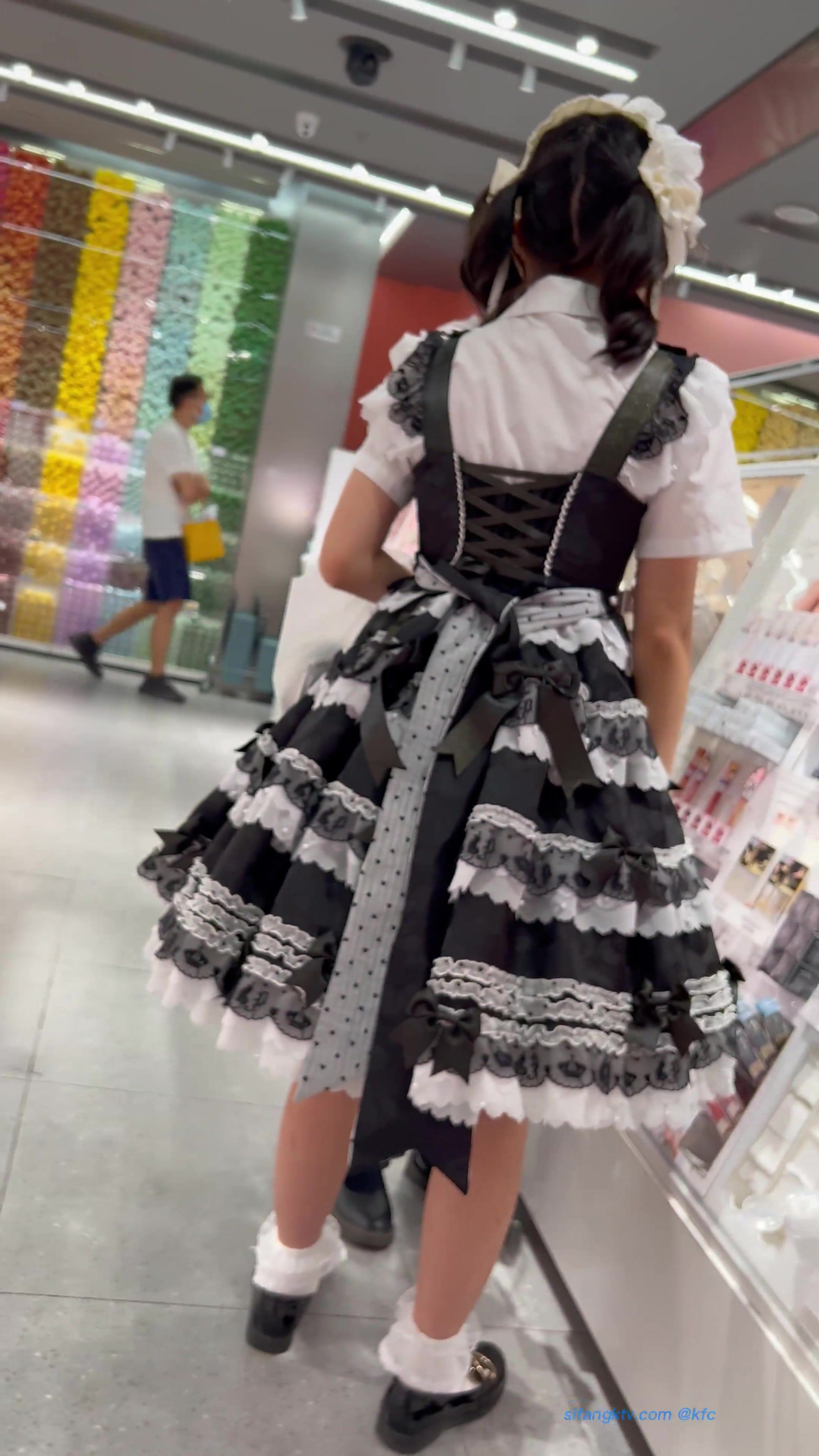大型商场一路跟踪洛丽塔妹子竟然是透明内裤 清晰看到多毛小粉鲍