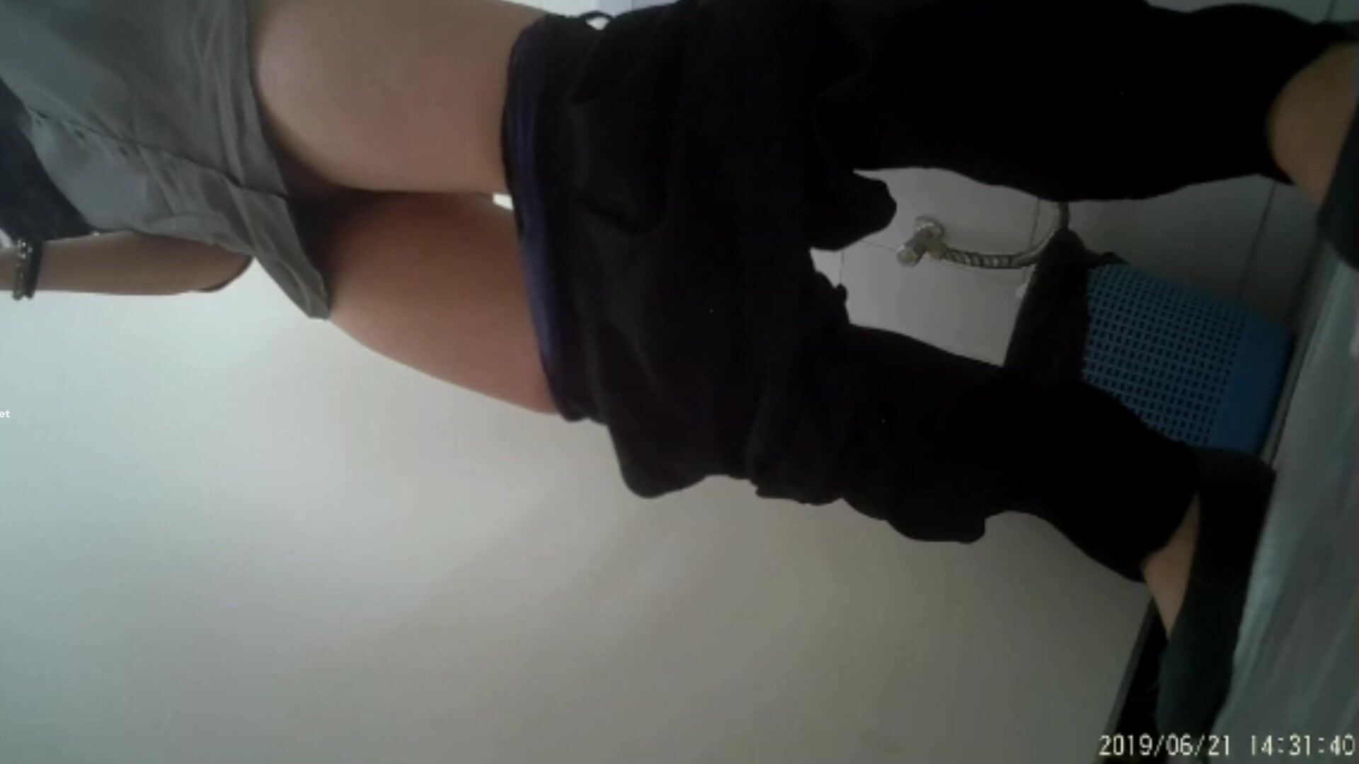 女厕独占坑位隔板缝中现场实拍超多美女小姐姐方便偷拍大黑笔