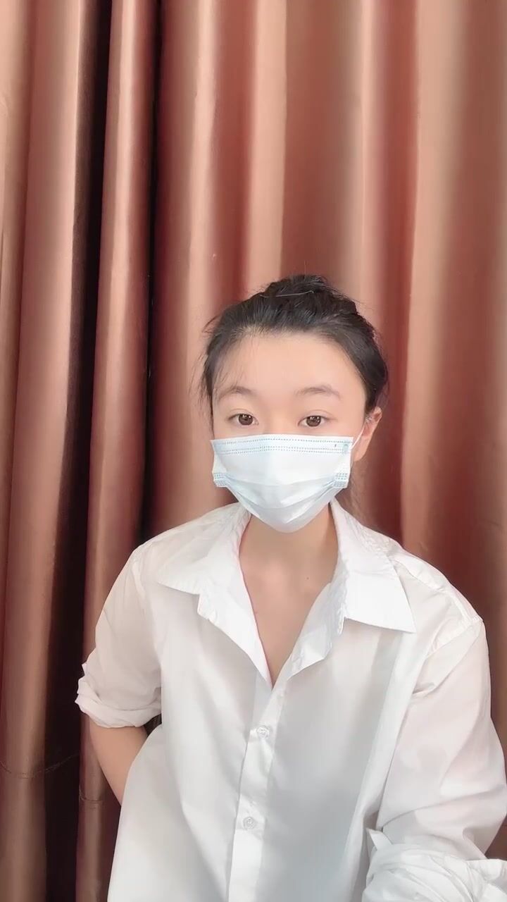 夏天的童话-新人露脸，19岁，大二眼镜学生妹下海，【夏天的童话】，看着羞涩稚嫩，这柔密的阴毛