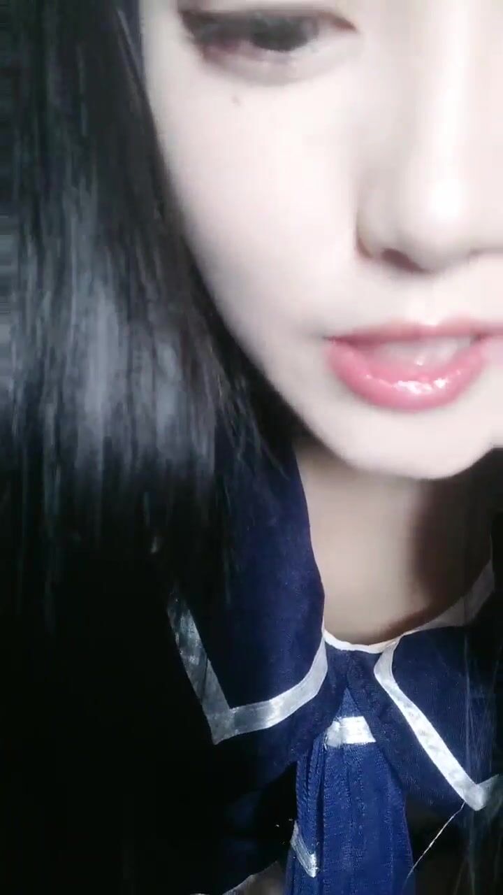 甜美可爱，19岁美少女！害羞的掰开屁屁，给兄弟们看自己的隐私部位，绝美