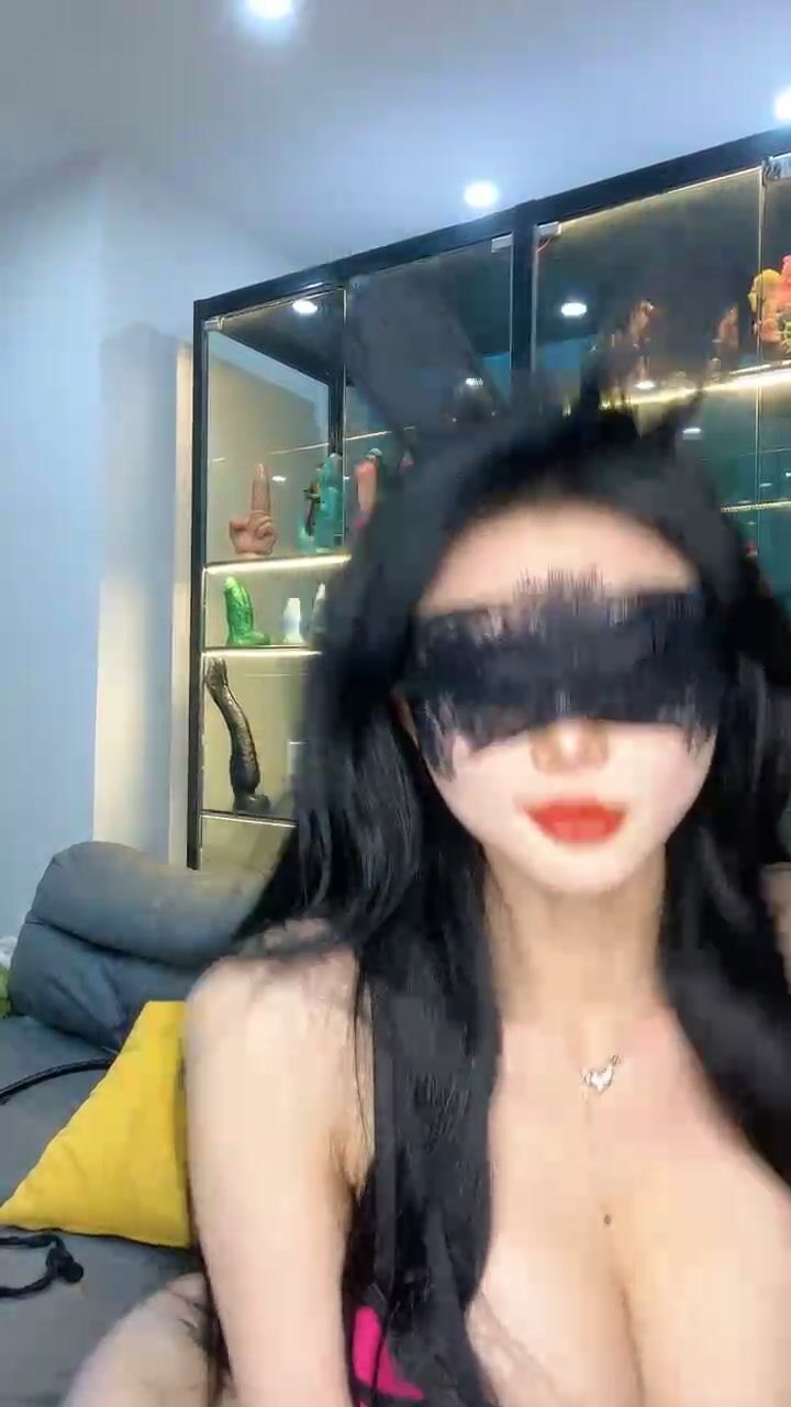 顶级尤物！爆炸身材！性感尤物网红女神，爆乳肥臀极品，小尺度诱惑，珍珠内裤黑丝袜，拨开内裤手指扣穴