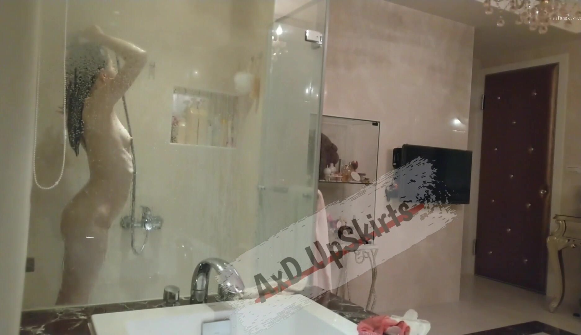 放假趴窗偷窥隔壁家的媳妇洗澡 光着身子晃悠5