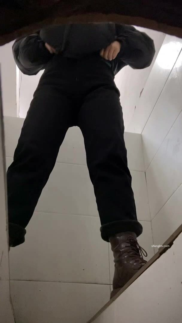 室外旱坑逆天视角逼脸同框偸拍数位小姐姐方便，两位妹子极品一线天馒头逼相当养眼