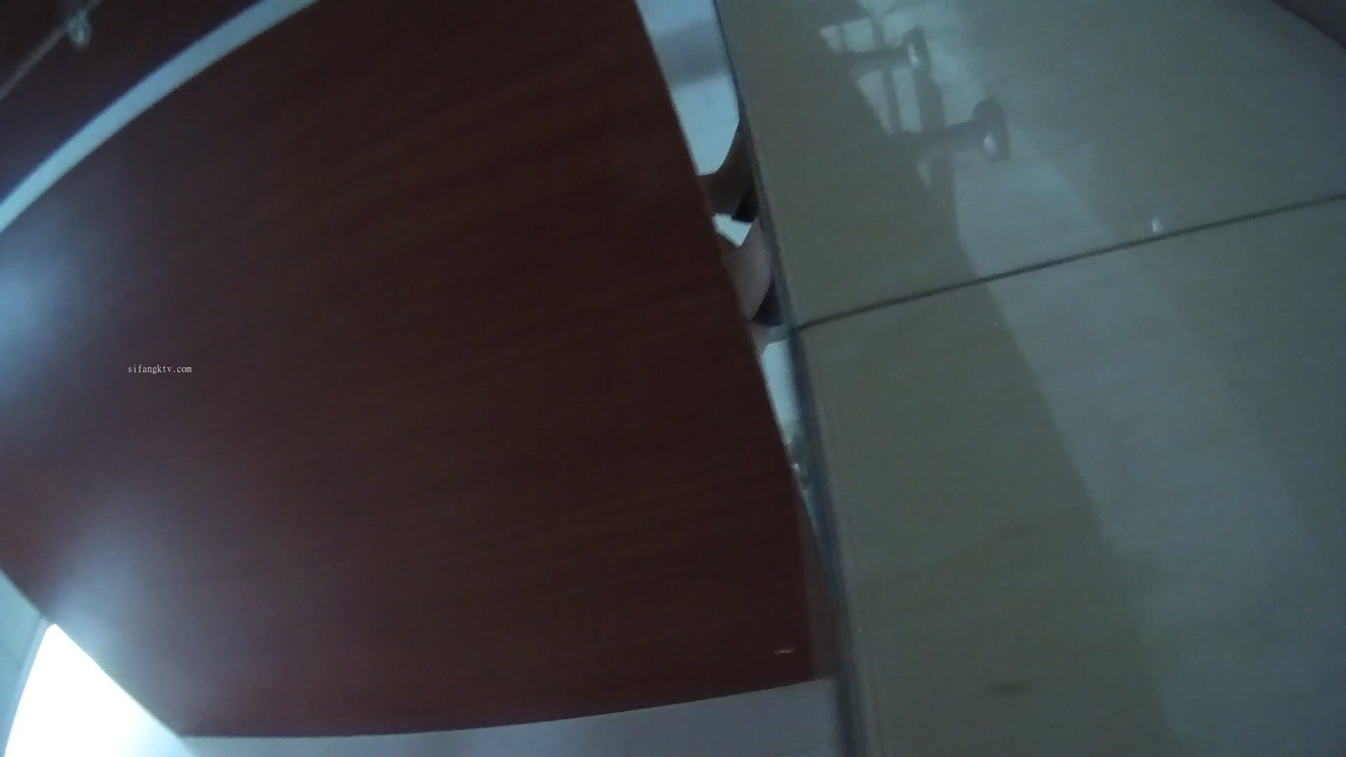 潜入移动办事大厅女厕独占坑位隔板缝中偸拍