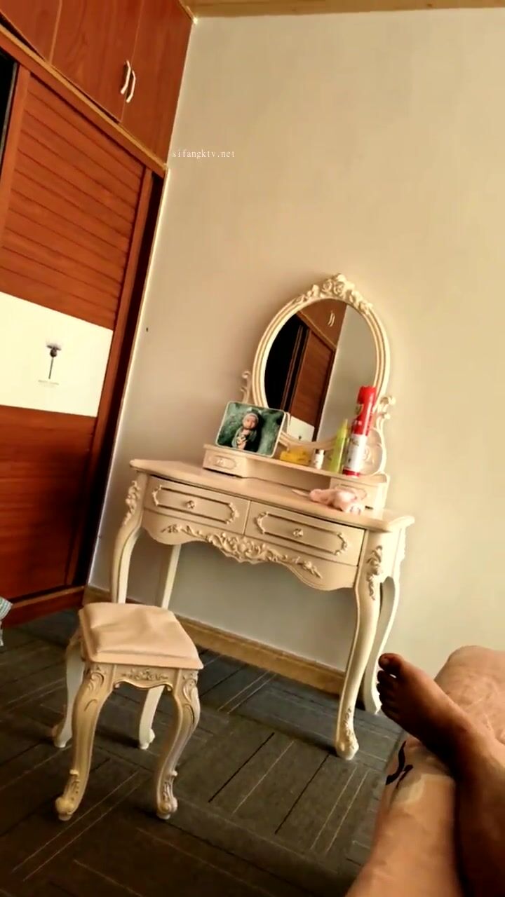 高挑大长腿低胸衣少妇坐在腿上揉捏肉体 极品翘臀摩擦鸡巴猛力狠插