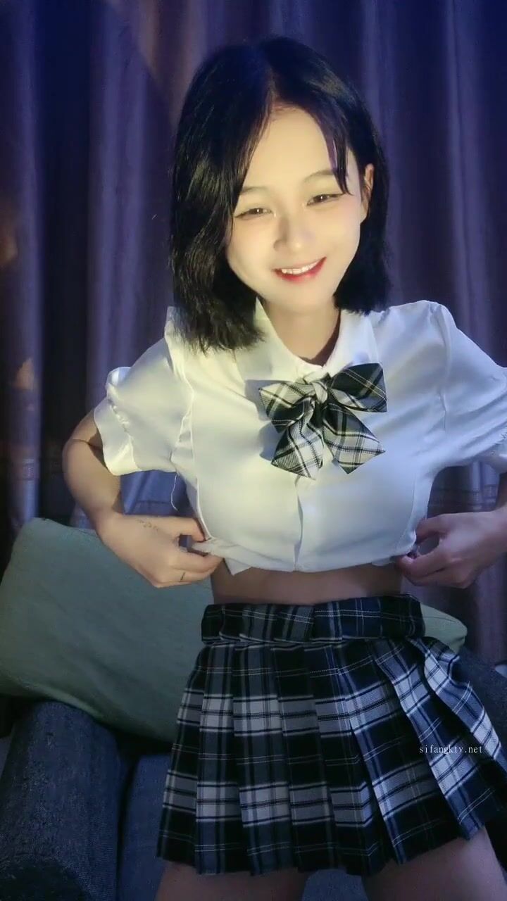 刚成年，娇小身材19岁少女，翻版杨超越这么漂亮的清纯妹子，身材又带劲鲍鱼粉嫩亮瞎眼球