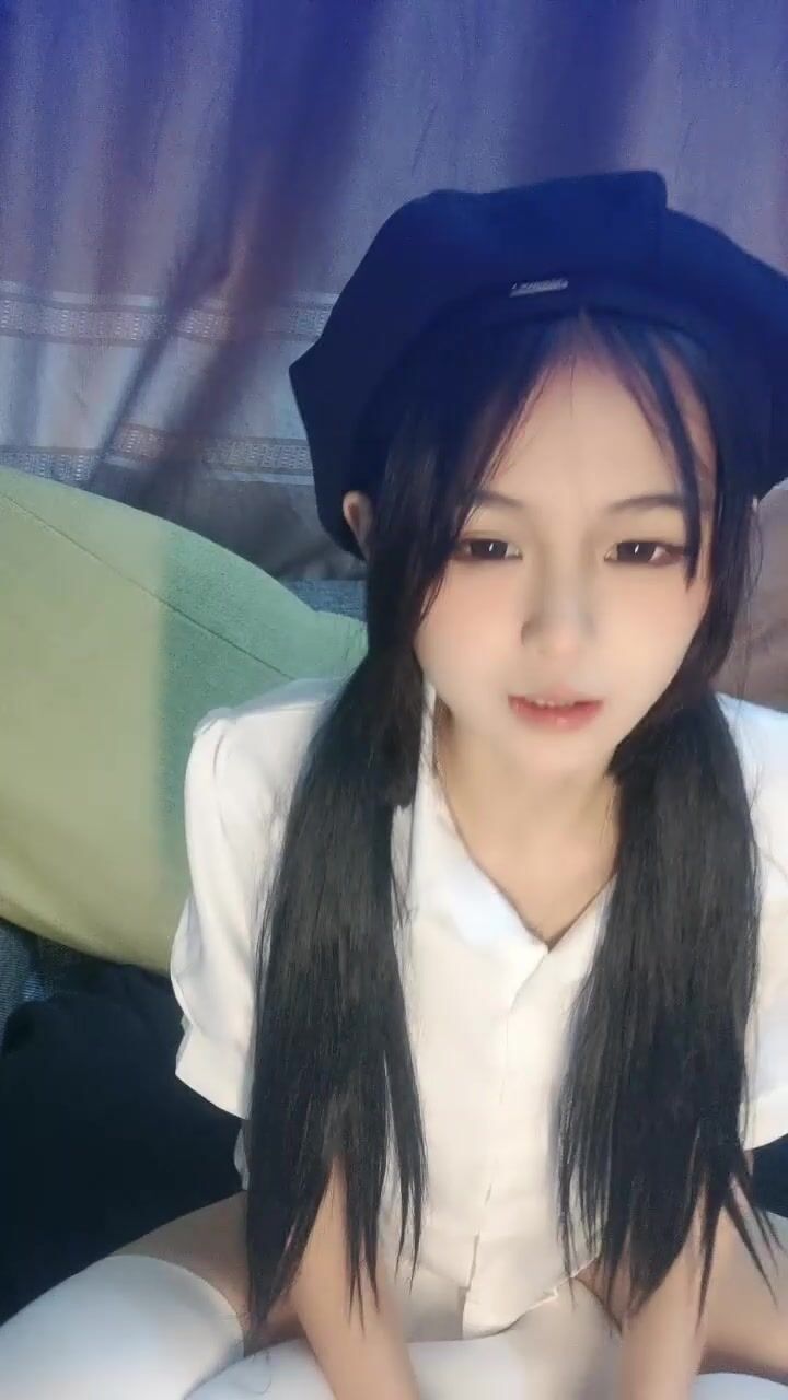 清纯双马尾嫩妹妹！较小身材骚的很！翘起双腿白袜子，揉搓小穴摆弄姿势，翘起美臀摇摆