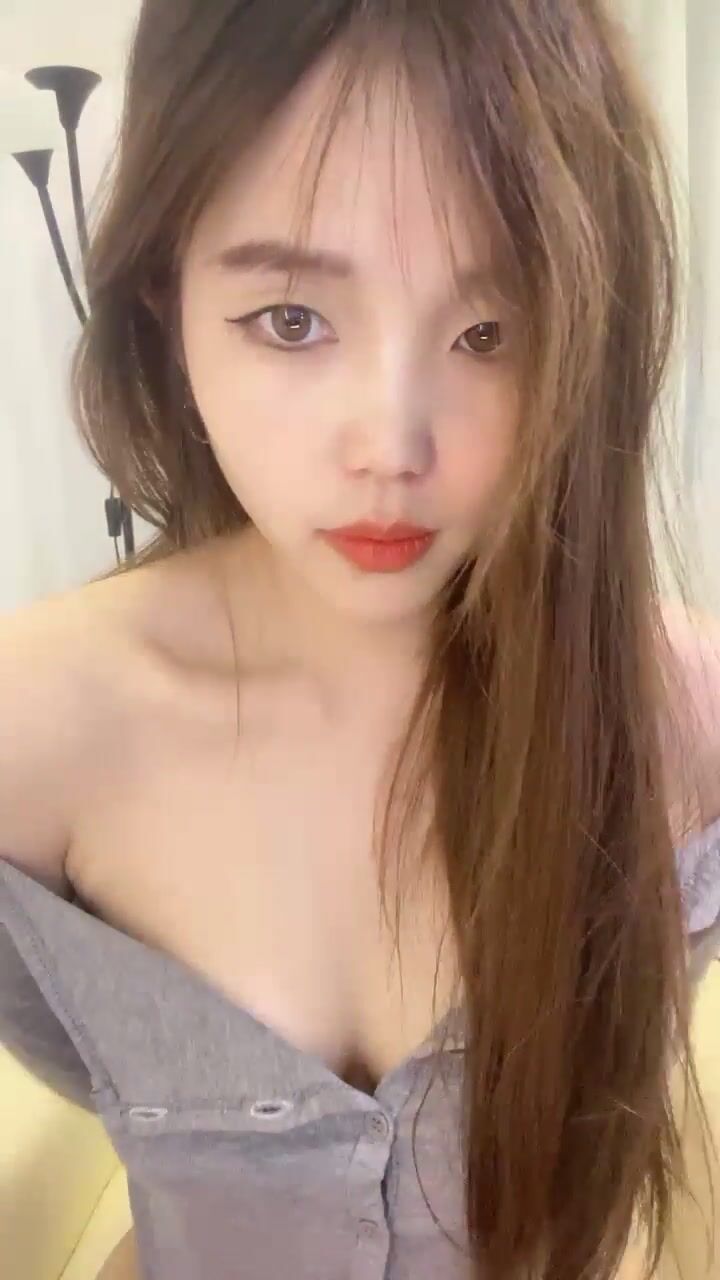 甜奶昔_黄色战袍校花女神，【甜奶昔】，让人梆硬的身材！馋死了，一看就是个淫妇，不干个几个小时满足不了