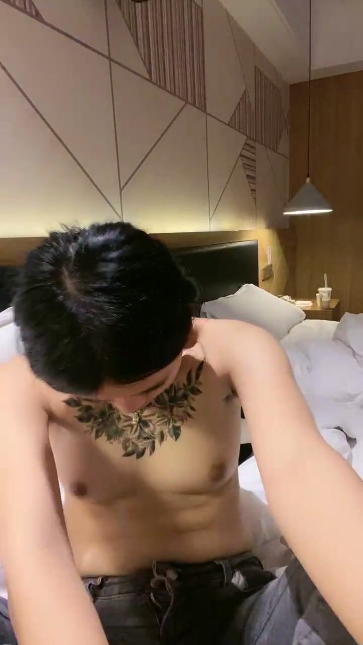 -胸前漂亮纹身！新人美女初下海！极品美臀翘起，一线天嫩穴，掰开嫩穴特写，揉搓阴蒂，有点放不开