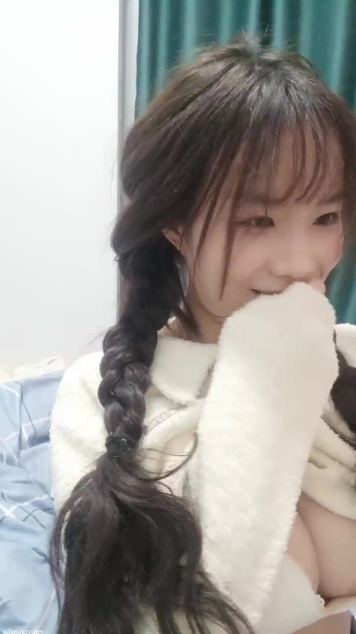 这个小姐姐风情百变啊 真是又纯纯气质还有骚骚春情，白嫩苗条精致