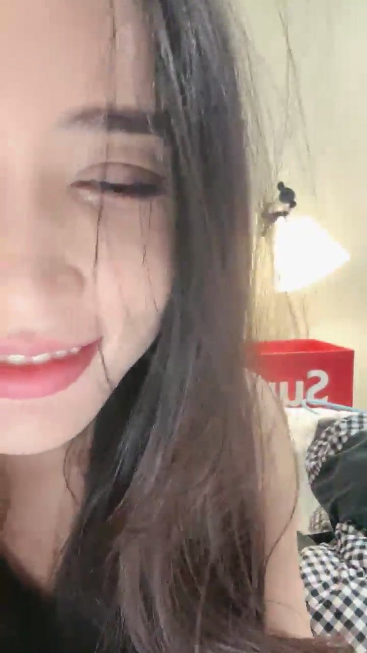 甜美風騷誘人的小老板娘一個人陪狼友嗨，全程露臉大秀直播，自己揉奶摳逼玩的好刺激，瘋狂抽插高潮噴水真騷