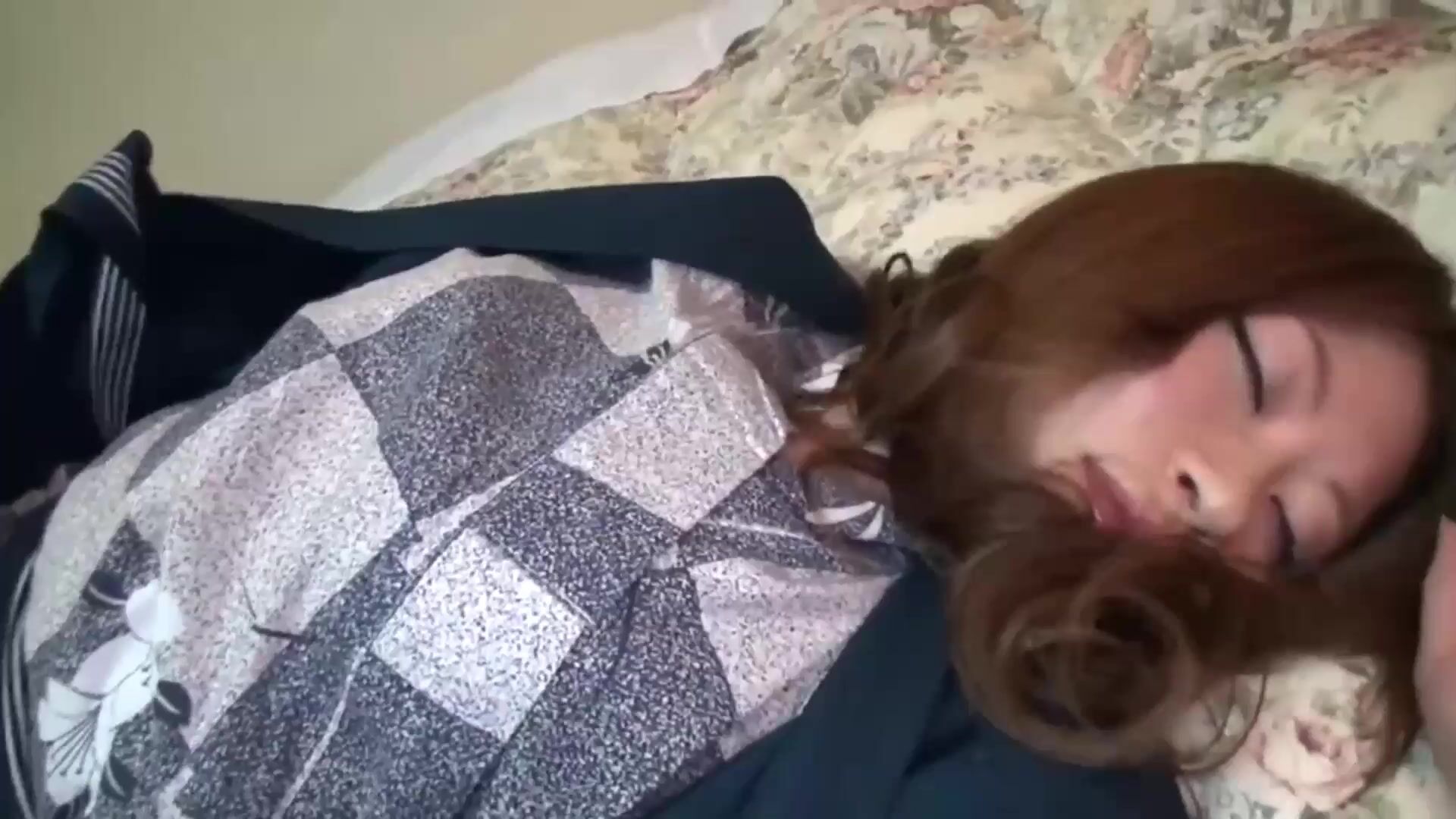 -迷玩 漂亮美女跳蛋塞逼抠逼 被无套输出 奶子哗哗 白浆四溢 内射粉鲍鱼迷玩