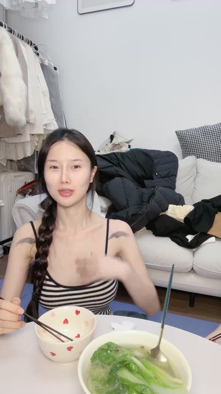 顶级尤物气质女神！性感吊带裙大长腿！洗完碗开始大秀，翘起内裤男友道具插穴，情趣椅骑乘位自慰