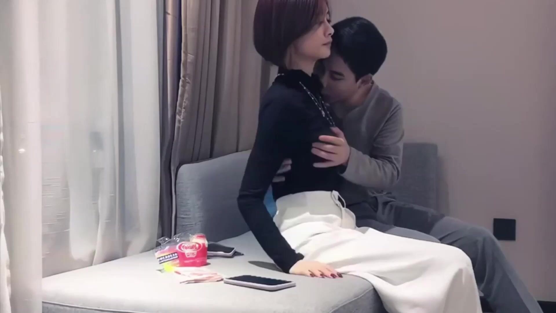 高颜值大奶美女吃鸡啪啪 能不能无套 不能 身材苗条皮肤白皙 在沙发被小哥哥撅着屁屁猛怼高颜值美女