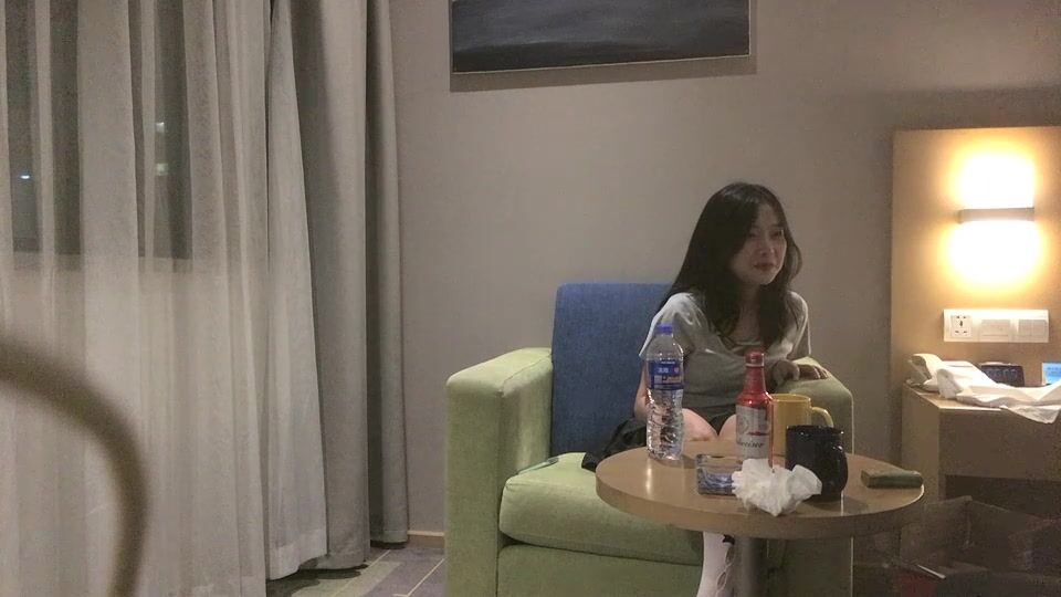 流出酒店高清房偷拍 学生情侣放假回家前带着行李开房幽会这小哥把女友搞得尖叫也没爽到