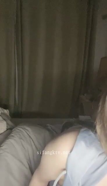 娇小身材萌妹！情趣学生制服白丝袜！收费房操逼，一脸淫荡想被操，骑乘位主动猛坐，扛起双腿