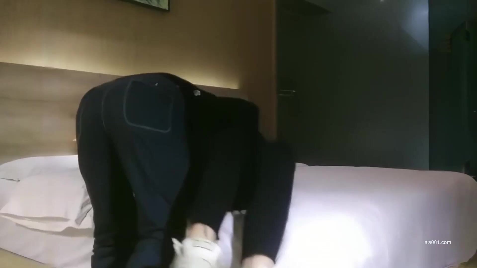 高颜值大奶美女吃鸡啪啪 流水了有反应啦 嗯 能不能不戴套 不行 肤白貌美鲍鱼粉嫩 被大叔狠狠输出 浪叫连连高颜值美女