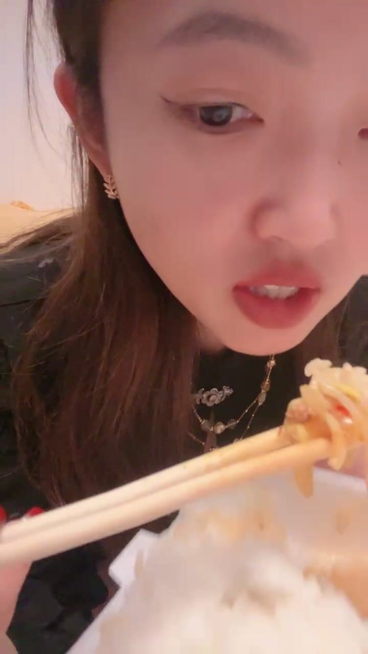 超嫩极品美少妇！吃完饭收费房！脱下衣服柔软柰子，揉捏娇喘呻吟，拿来按摩器震穴，难得一见超粉嫩小穴