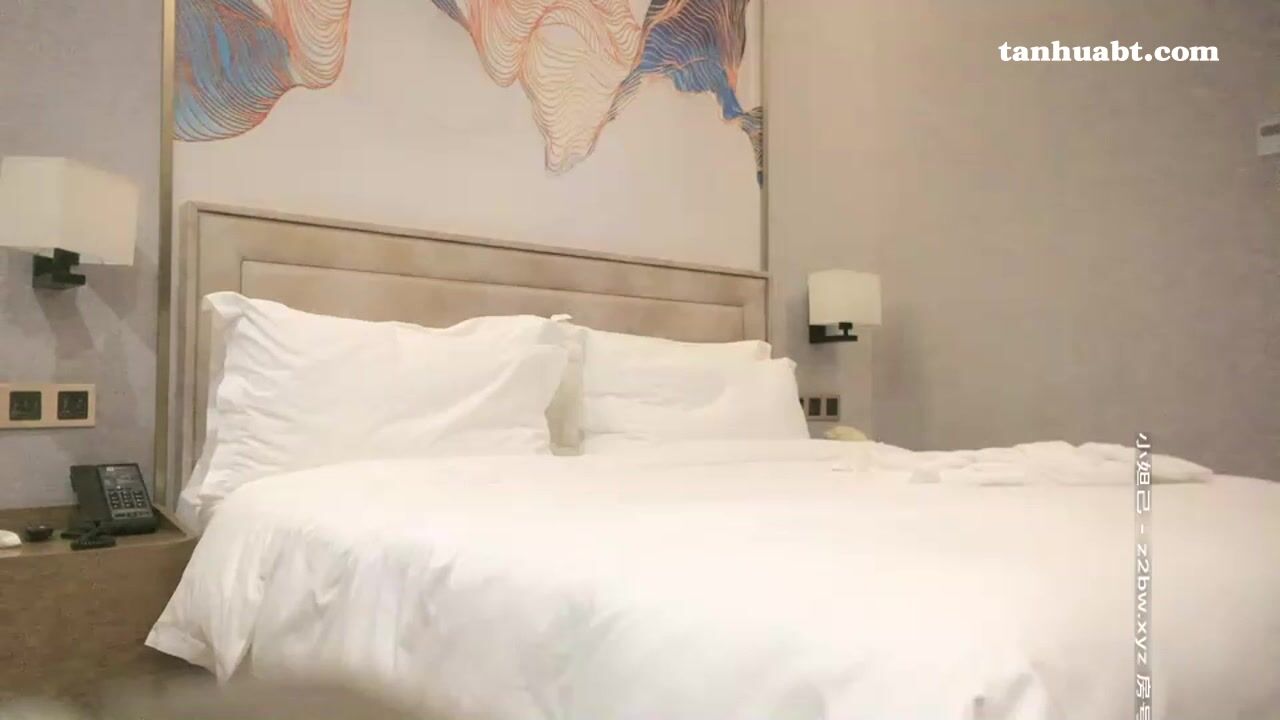 脾气特别好很爱笑的清纯甜美东北女生 亲吻不能碰鼻子 动过刀子 但脸确实好看 小哥后入好长时间也没射 尴尬又无奈地笑