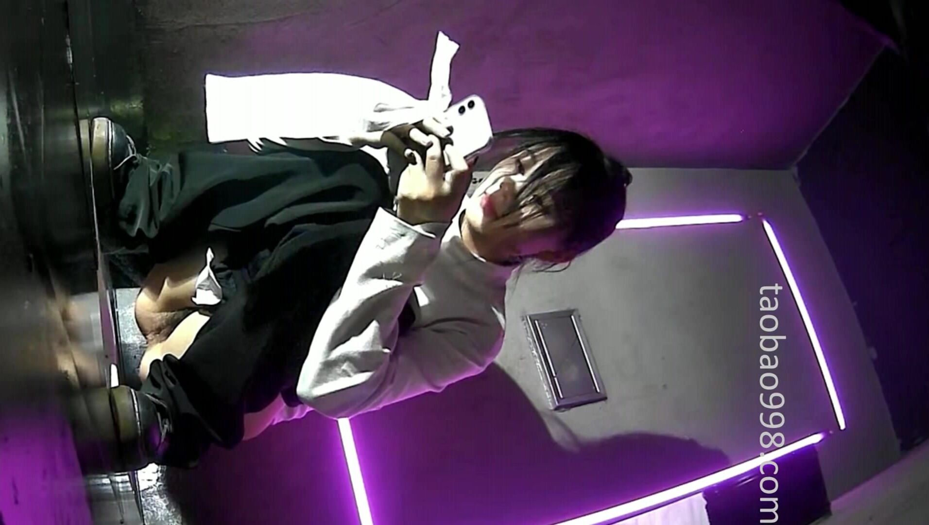 夜总会女厕蹲守偷白衣黑裤美女 诱人的美鲍一条细缝