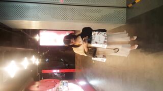 宠物店跟踪偷拍一身白色连衣裙配白高跟的气质女神 人美穴靓