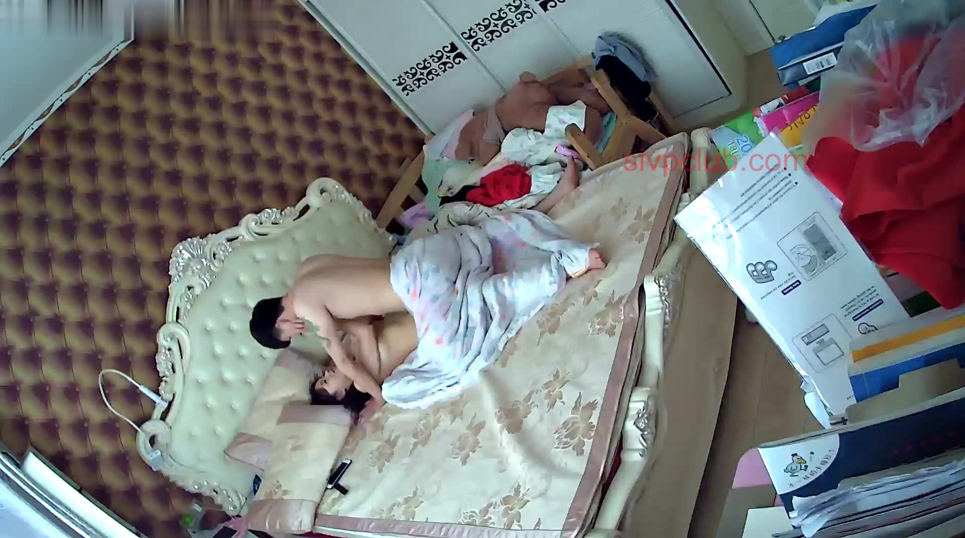 居家摄像头破解》纹身小哥带女友回家花样玩69啪啪