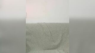 2024年2月新作，【清纯女大小瑜】，超清纯小学妹，第一次换上黑丝，掰开粉嫩的小穴，勾引男人这一套学得不错(2)