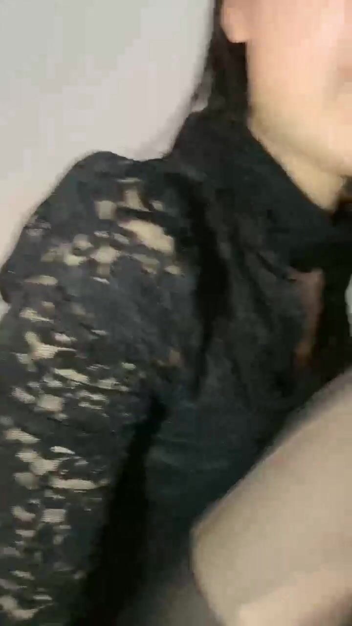 2024年2月新作，【清纯女大小瑜】，超清纯小学妹，第一次换上黑丝，掰开粉嫩的小穴，勾引男人这一套学得不错(5)