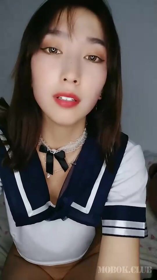 坐标长沙，红唇气质少妇穿学生制服扮嫩，毛毛浓密旺盛，叫声很臊