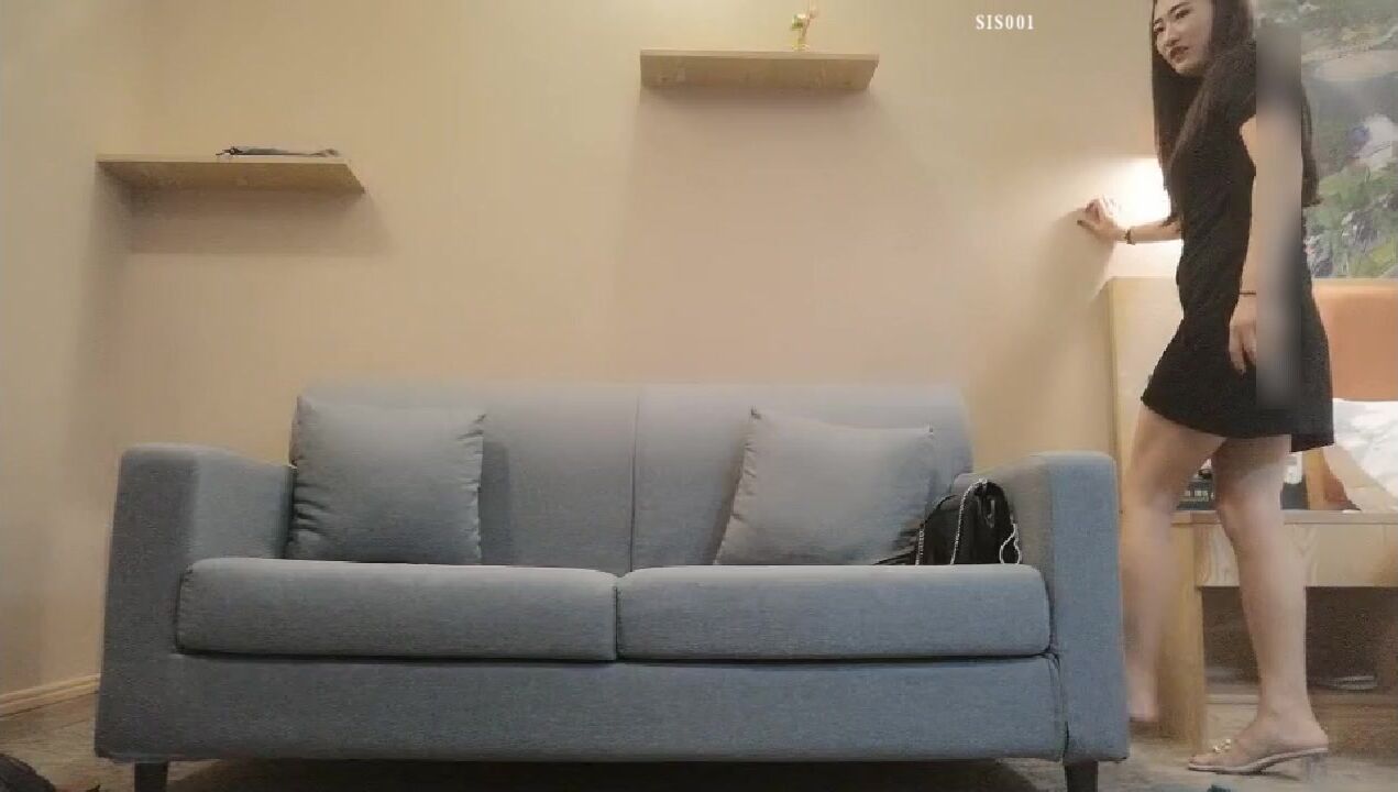 单薄黑色连衣裙御姐，高挑肉肉的 白嫩大长腿耀眼可口，舔吸把玩啪啪大力厕所狂操猛干，奋力撞击喘息销魂