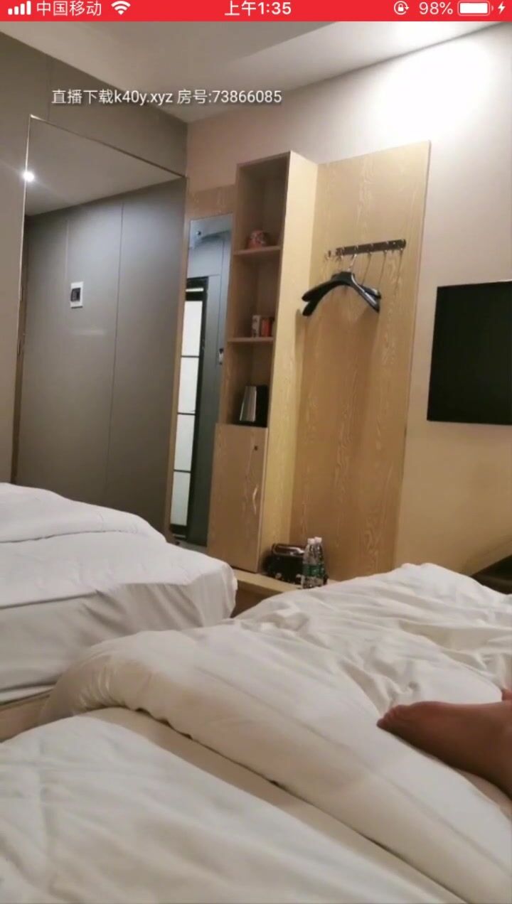 直播新人双飞大秀直接干哭，姐姐和妹妹一起干，姐姐后面直接被男主干哭