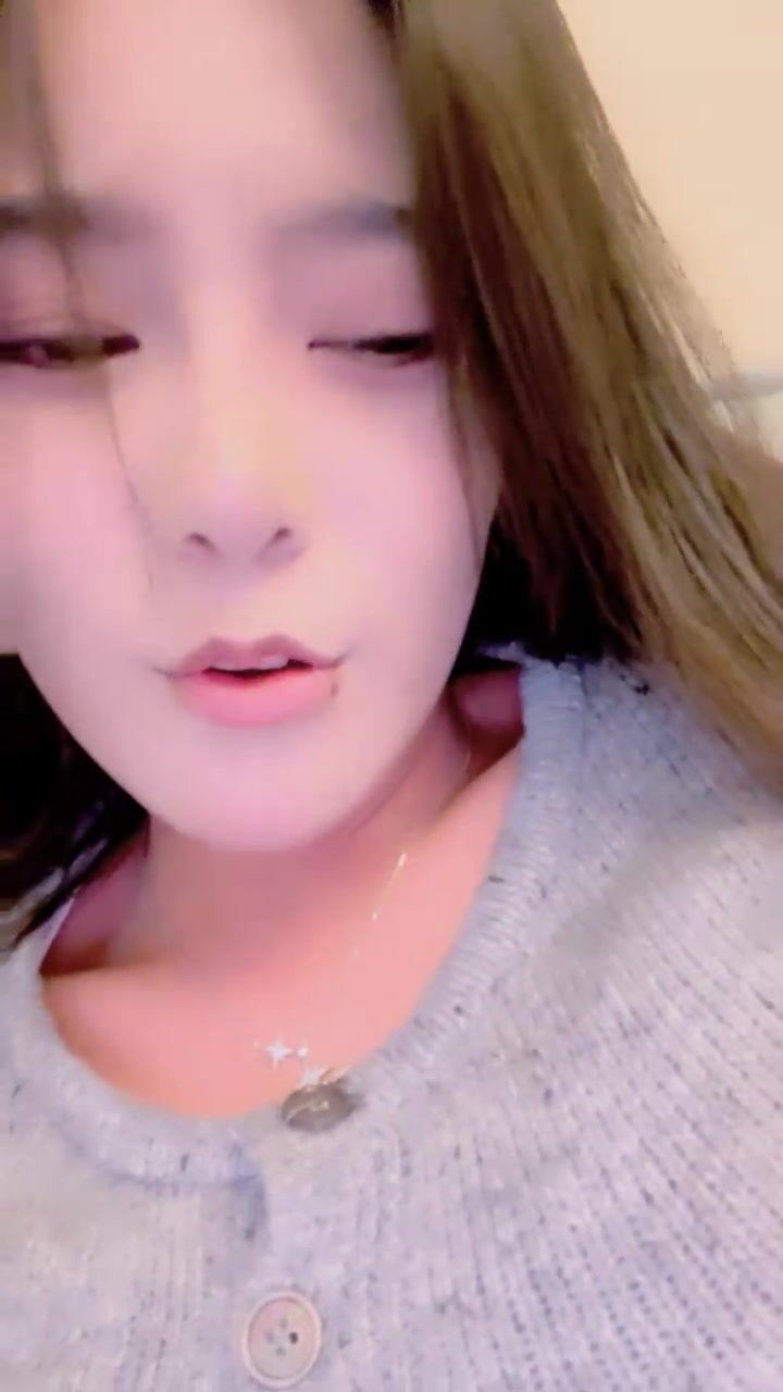 2024年2月新作，【我想吃草莓】，172极品尤物，御姐范风情万种，这大长腿家中脱光尽情摇摆