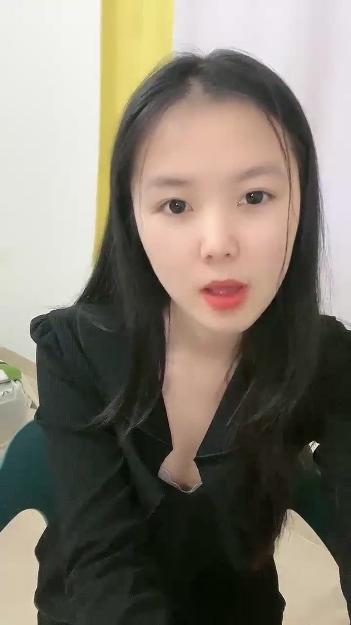 清纯女大小瑜，超清纯小学妹，不开美颜，脸蛋挺精致，三点全露挺粉