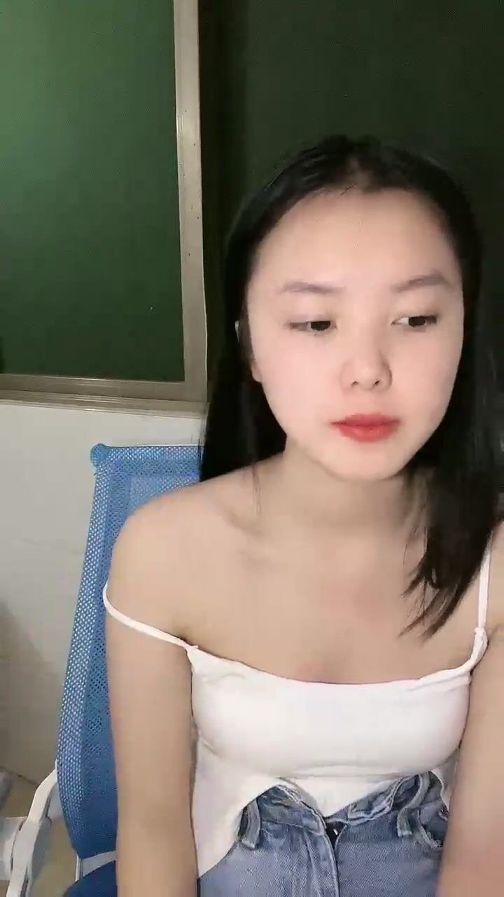 清纯女大小瑜，超清纯小学妹，不开美颜，颜值不错大奶粉逼淫声荡语互动撩骚，揉奶玩逼