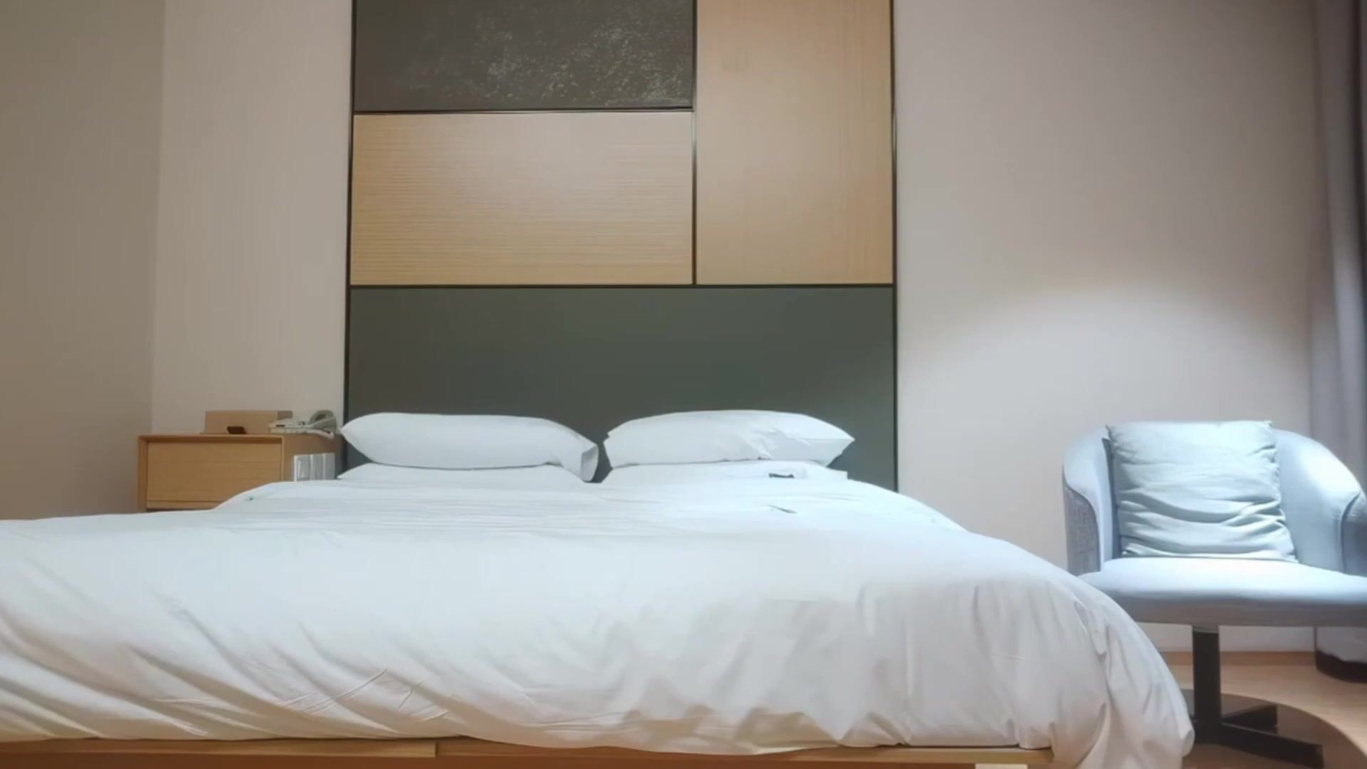 漂亮小少妇吃鸡啪啪 今晚打一炮是不够的 身材苗条长靴大长腿 表情好骚 被大鸡吧操的呻吟不停