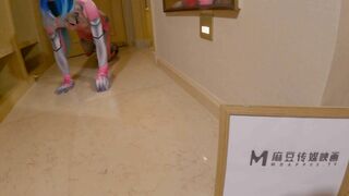 穷人女神富人母狗 紧身COS服剪开羞耻小洞，白虎一线天馒头粉屄 沦为金主性奴啪啪 相当反差！