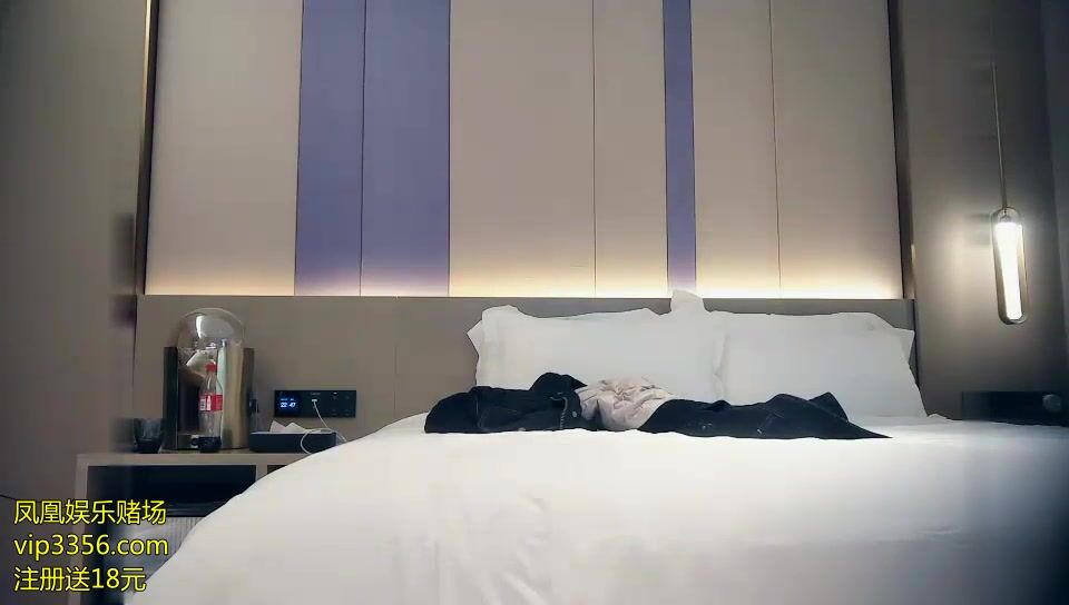 小哥太走运了，连续搞了半小时，女神级别的外围美少女，大眼睛齐刘海的发型搭配清纯的脸蛋儿，一双修长的美腿