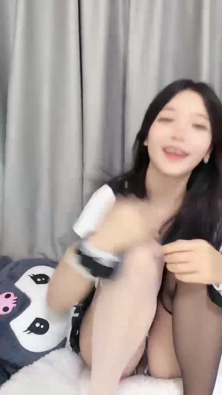 2024年3月，四川小美女，明星级别【小米粥粥】忧郁的眼神，让大哥们着迷，一晚上礼物乱飞牛逼了（5）